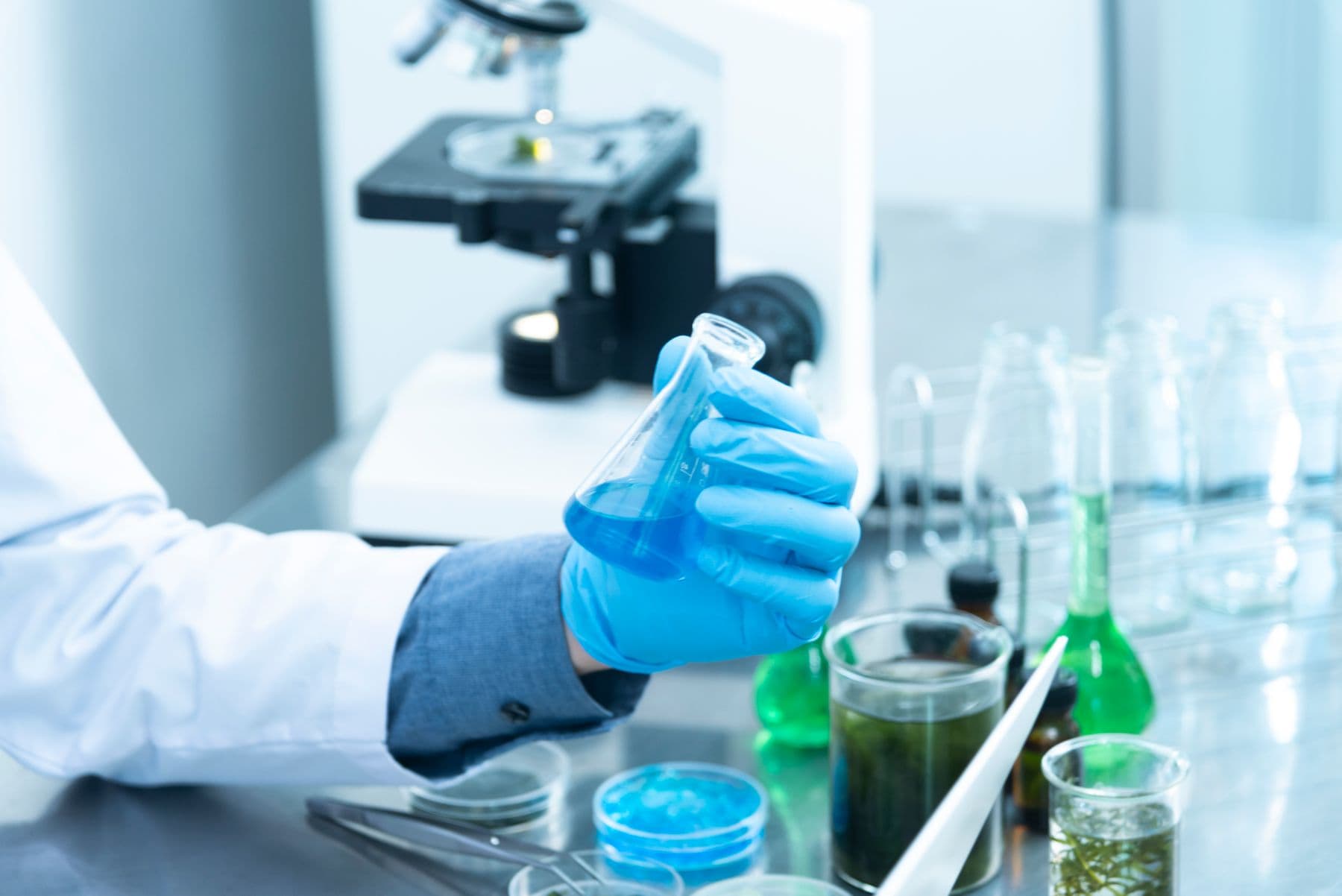 Laboratoire médical : microscope et préparation d’analyses dans le cadre d’un bilan de fertilité